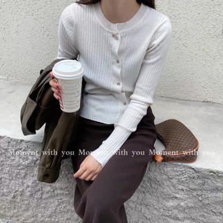 Áo len khuy lệch