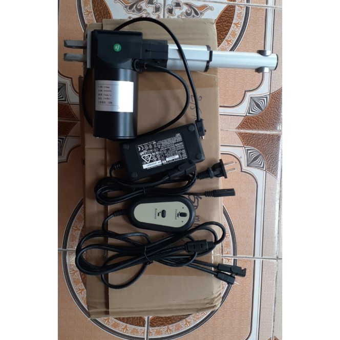 Xilanh điện 500mm tốc độ 5mm/s trọng tải 6000N điện áp 24V và bộ điều khiển có dây.