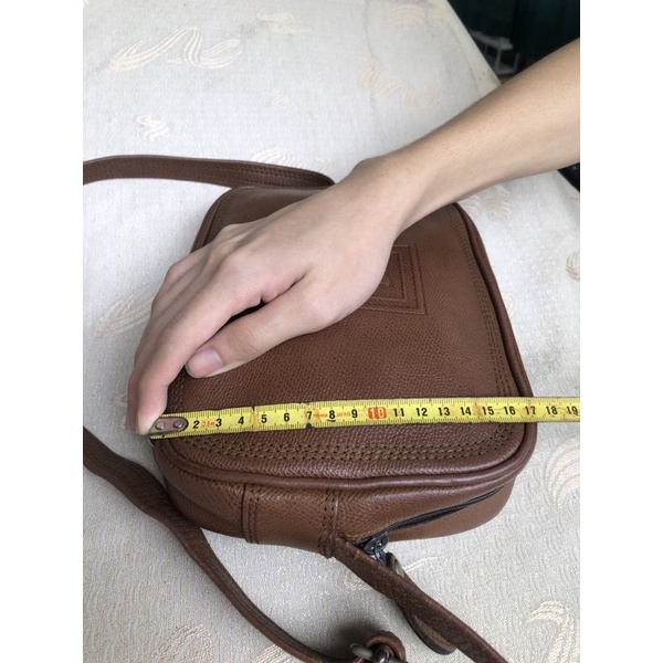 Túi có lỗi nhẹ rạn da dây quai. Khách vui lòng xem hình nếu muốn biết thêm thông tin sản phẩm mời khách vô chat. Thanks.