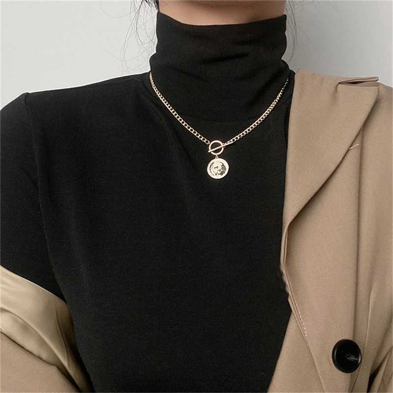 Vòng cổ mạ vàng mặt hình đồng xu xinh xắn dành cho nữ.