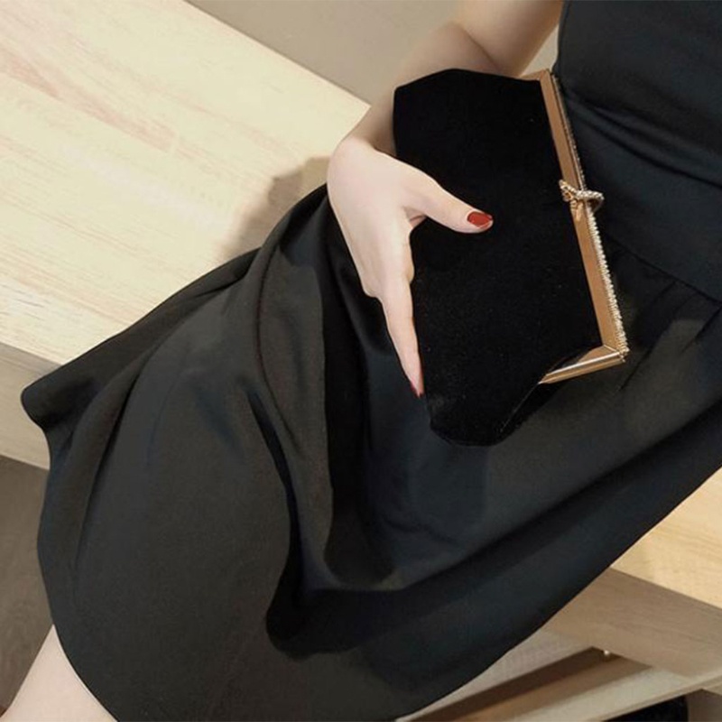 Ví Nhung Đen Cầm Tay Đính Đá Phong Cách Retro