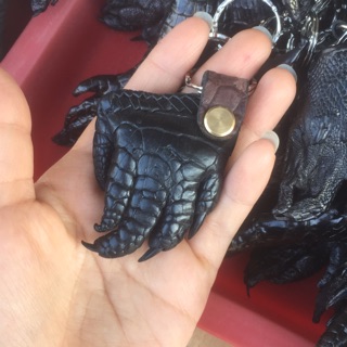 Móc khoá bàn chân cá sấu