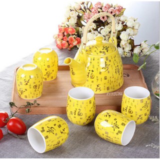 Bộ ấm trà gốm sứ với hoa văn độc đáo