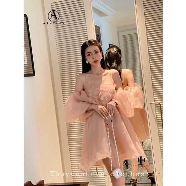 Váy thiết kế trễ vai kết hoa