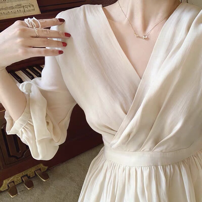 Váy voan màu nude kiểu cổ V - tay bồng