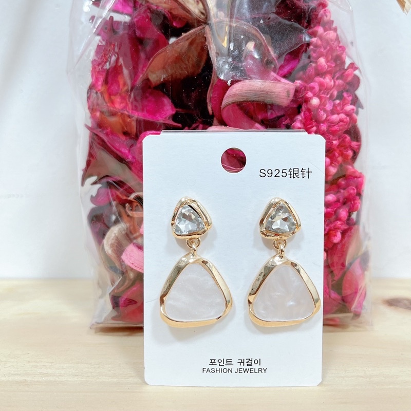 bông tai hình tam giác đối xứng, khuyên tai đính đá sang chảnh