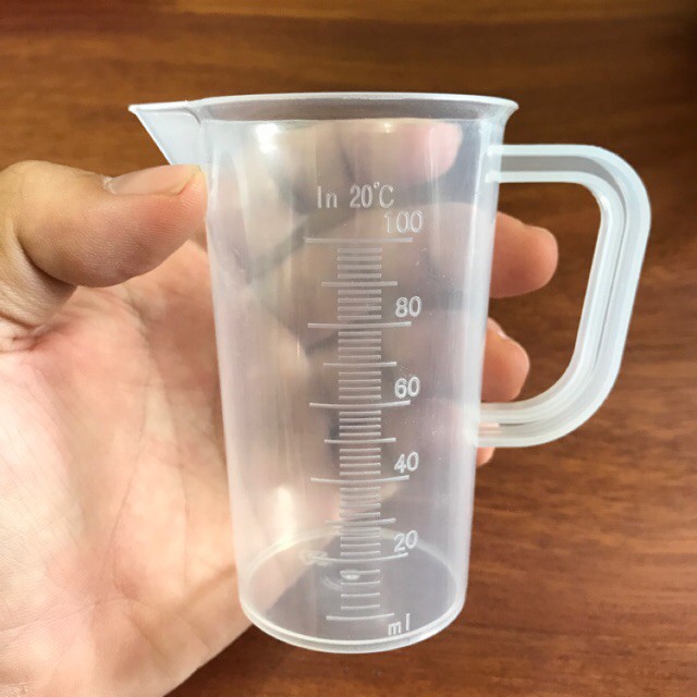 Ca nhựa định lượng 100 ml dùng để đong nước chế cà phê pha phin
