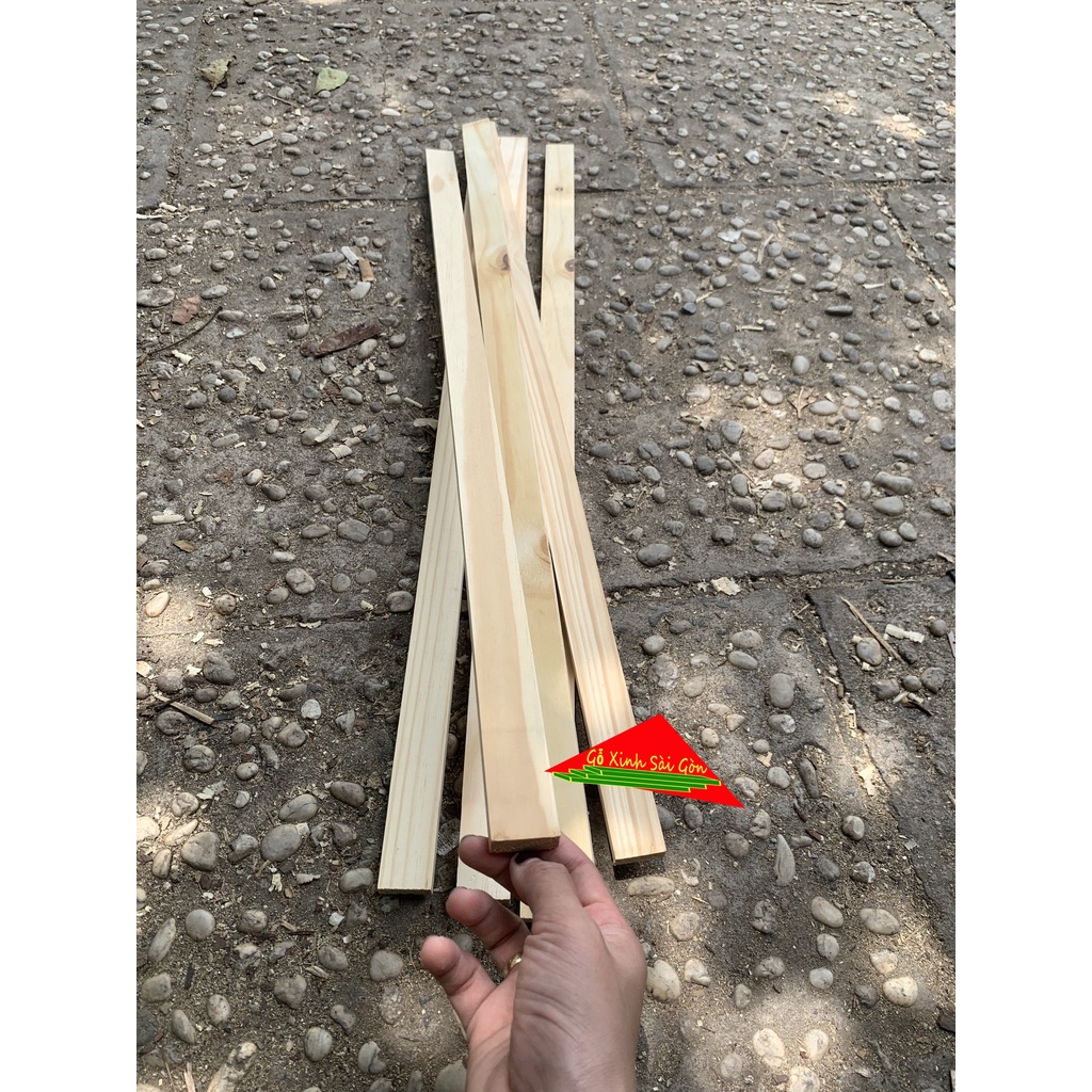 Thanh gỗ thông dày 1cm rộng 3cm dài 80cm dùng làm nẹp chỉ, khung viền,trang trí,nhiều mục đích.