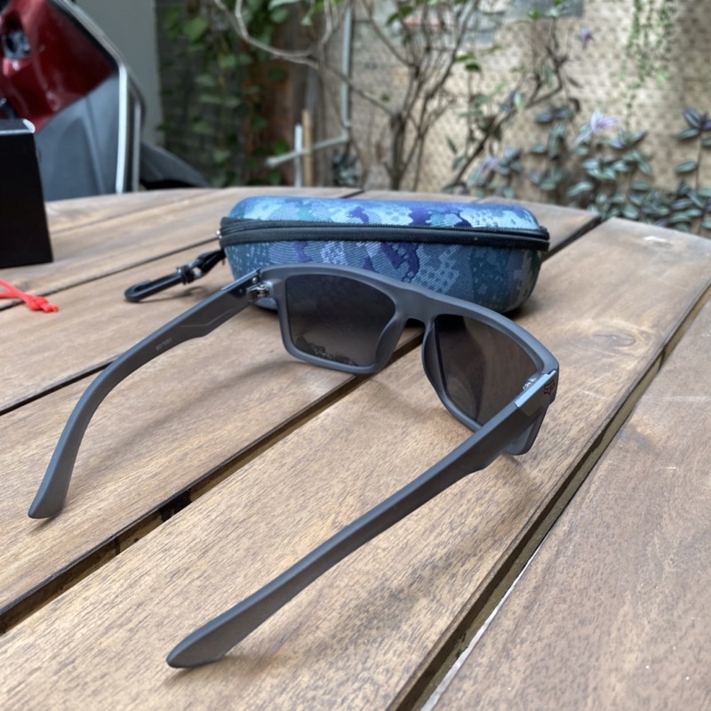 Kính FOX tặng hộp đựng kính móc treo