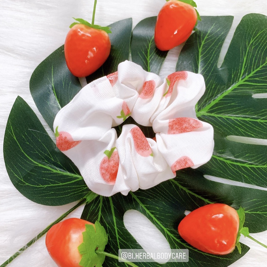 [Handmade] Scrunchies cột tóc họa tiết Trái dâu xinh xắn vải thun dành cho bạn nữ