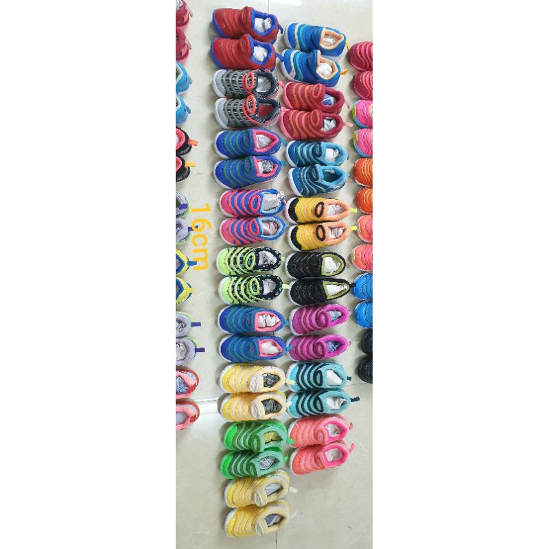 Giày sâu cho bé e, tìm cho ạ