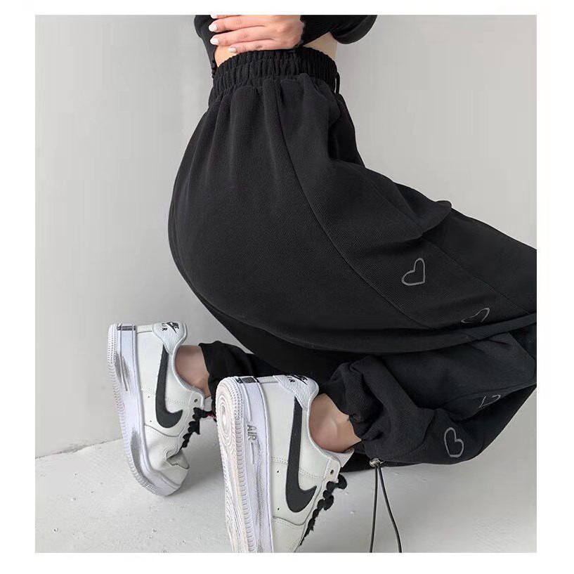 Quần thể thao ống rộng kiểu dáng jogger nhiều tim trẻ trung năng động | BigBuy360 - bigbuy360.vn