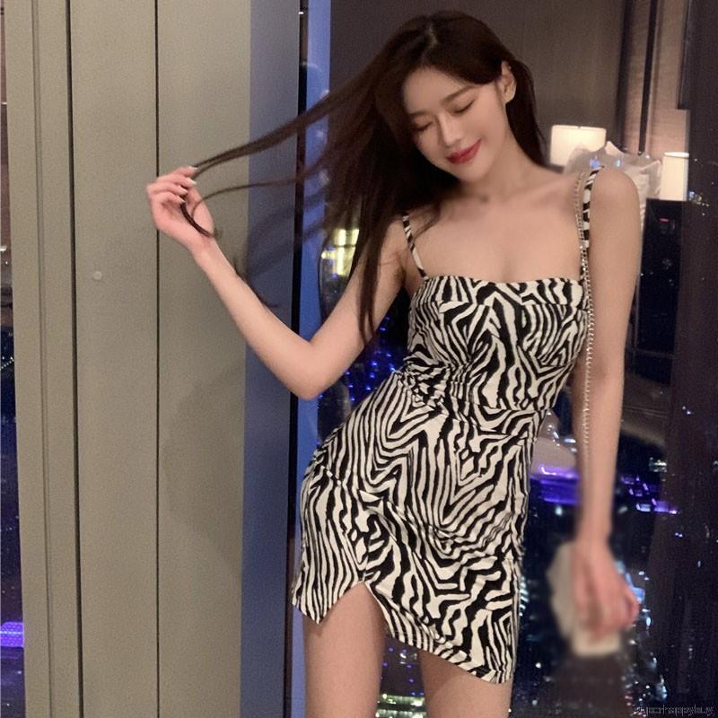 Váy hai dây thiết kế xẻ tà quyến rũ