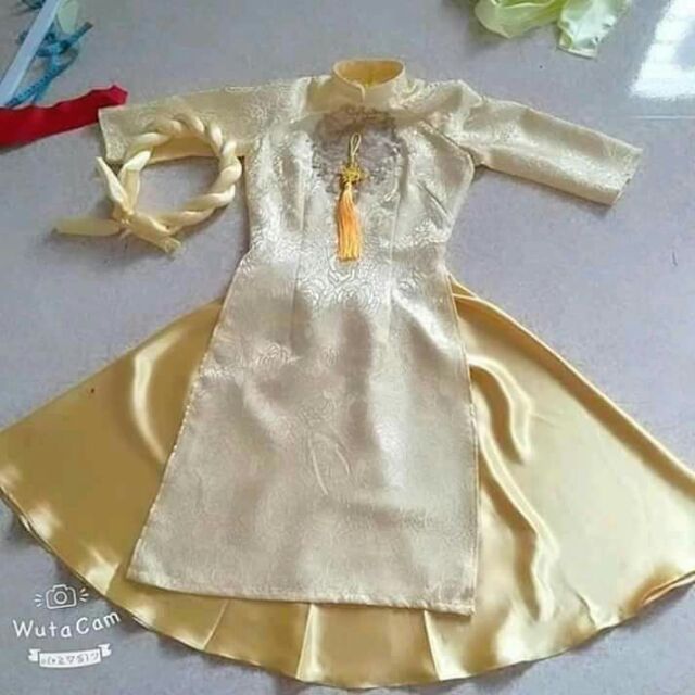 Áo dài bưng mâm cách tân gấm