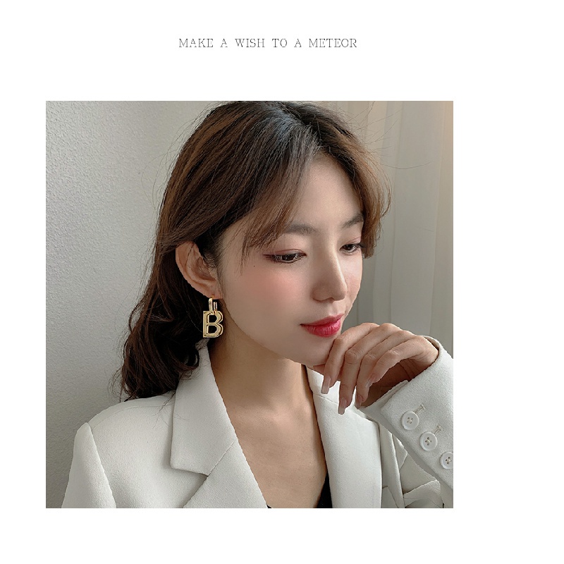 Khuyên Tai Nữ Trang Tạo Hình Độc Đáo