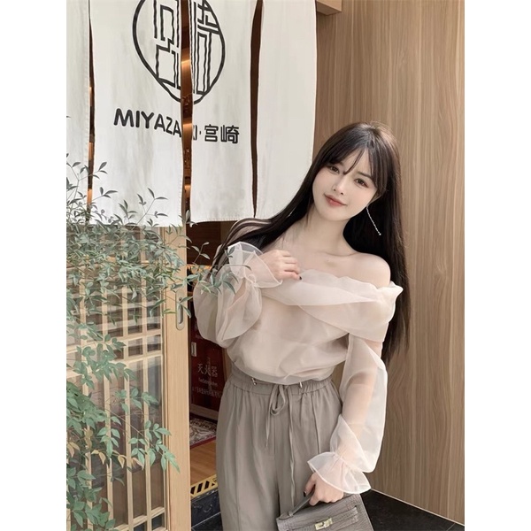 Áo trễ vai phối voan nhẹ nhàng nữ tính