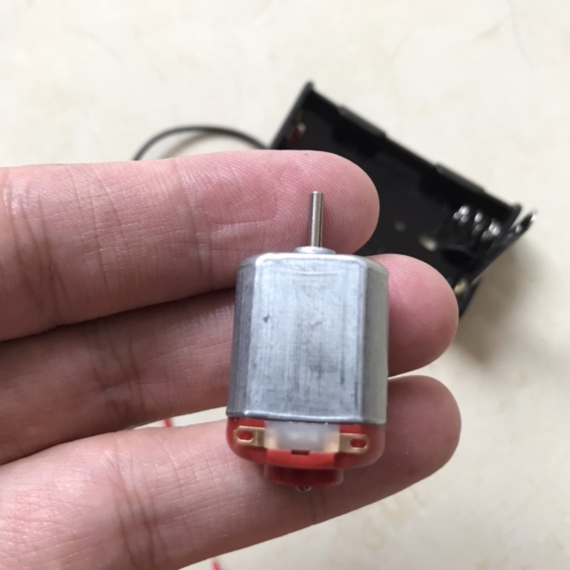 Động Cơ Và Hộp Đựng Pin