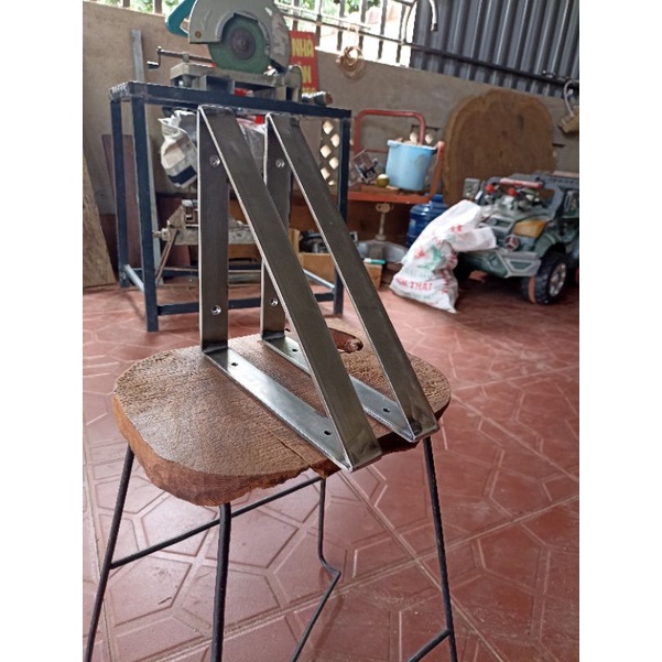 2 ke tam giác đặt ván kệ trang trí decor