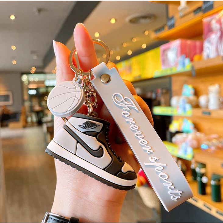 Móc treo chìa khóa hình giày jordan nhiều màu..