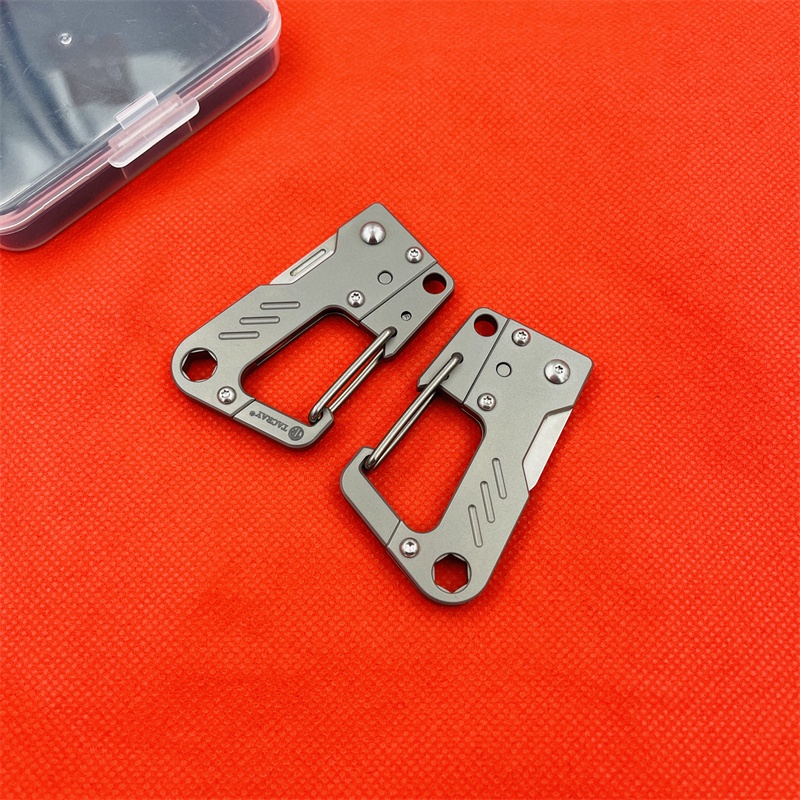 Móc khóa Titanium Tacray có tích hợp lưỡi dao rọc thùng