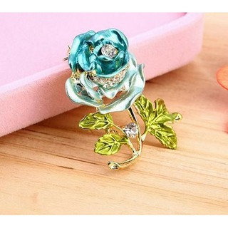Hoa hồng xanh cài áo đính đá lấp lánh