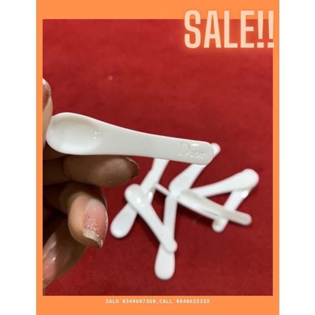 MUỐNG MÚC, BÔI  KEM DƯỠNG DI.OR AU