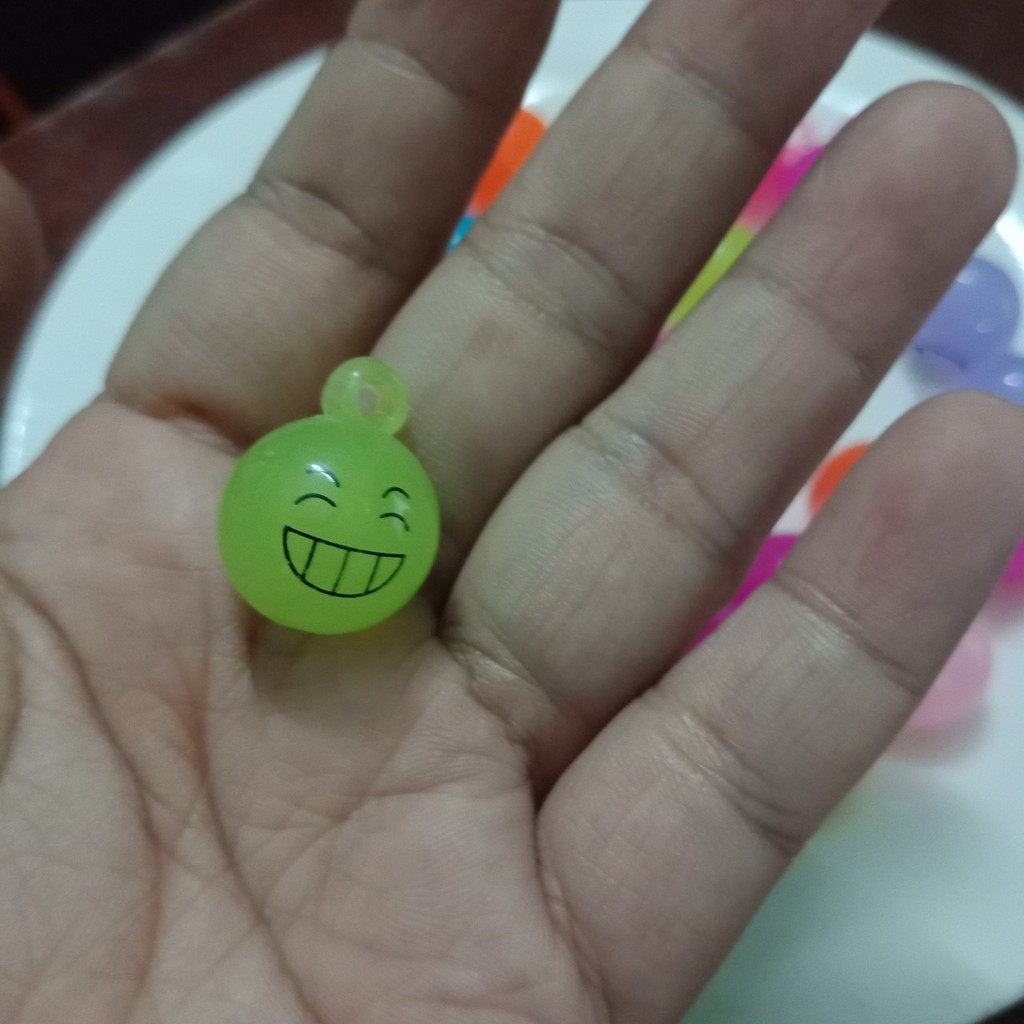 2 hạt nhựa tròn mặt cười, mặt cảm xúc có móc treo 16mm
