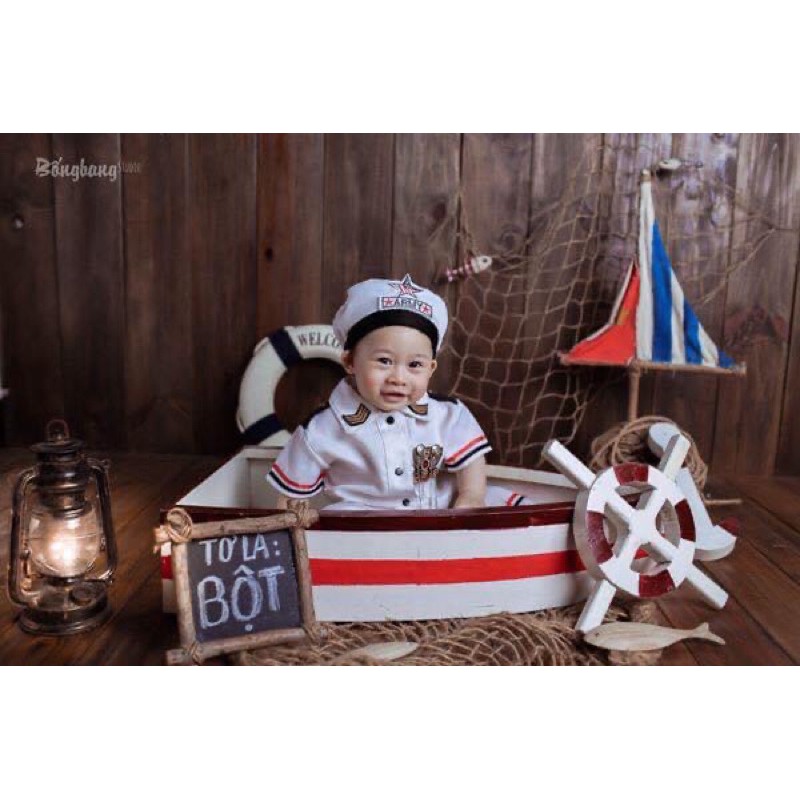 set thuyền trưởng chụp hình bé
