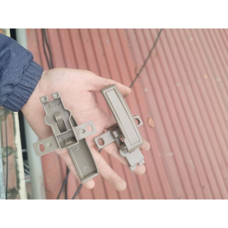 Tay mở cửa trong TRƯỜNG HẢI bằng SẮT, tay mở trong xe FORLAND.