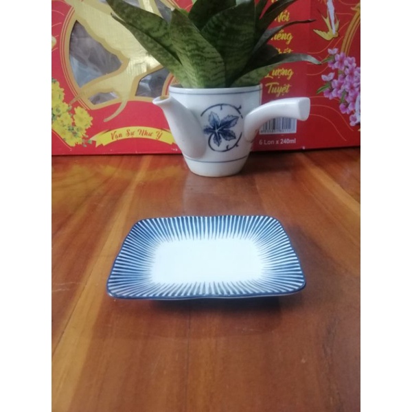 Sứ Nhật dĩa vuông có họa tiết.