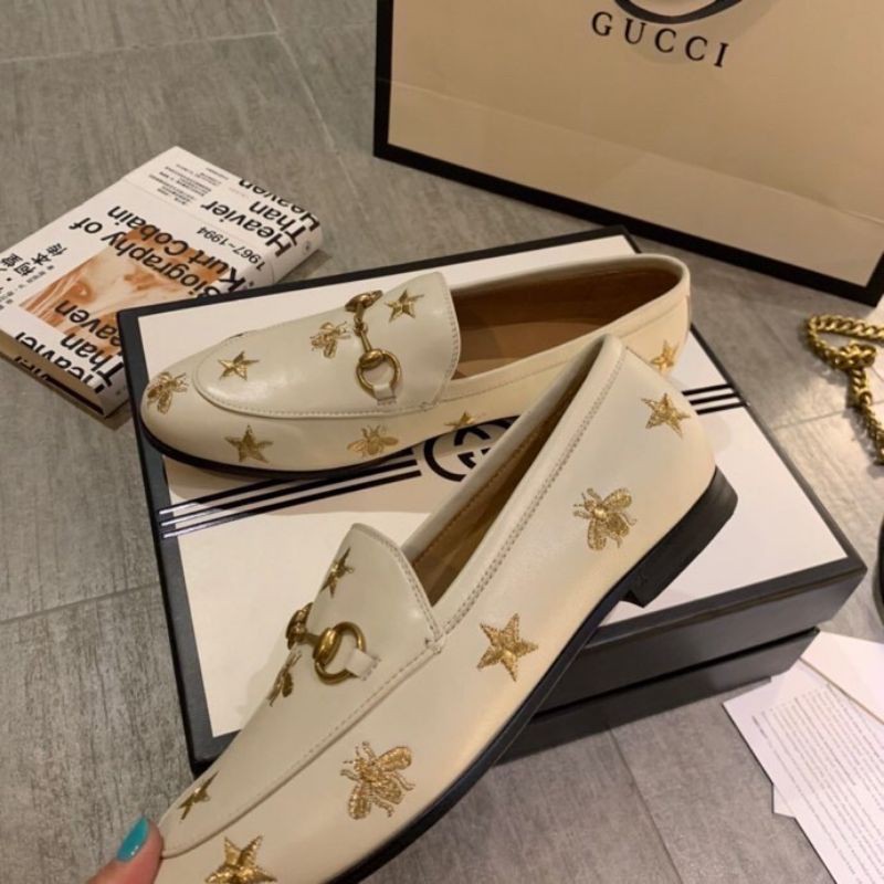 giày lười loafer nam nữ da thật mũi tròn gắn quai xích G-G in họa tiết hình ong Gucci GC