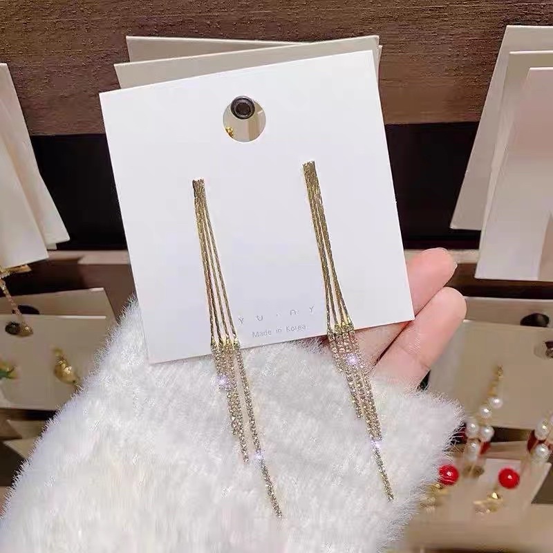 Đôi bông tai tam giác phối ngọc đen cá tính