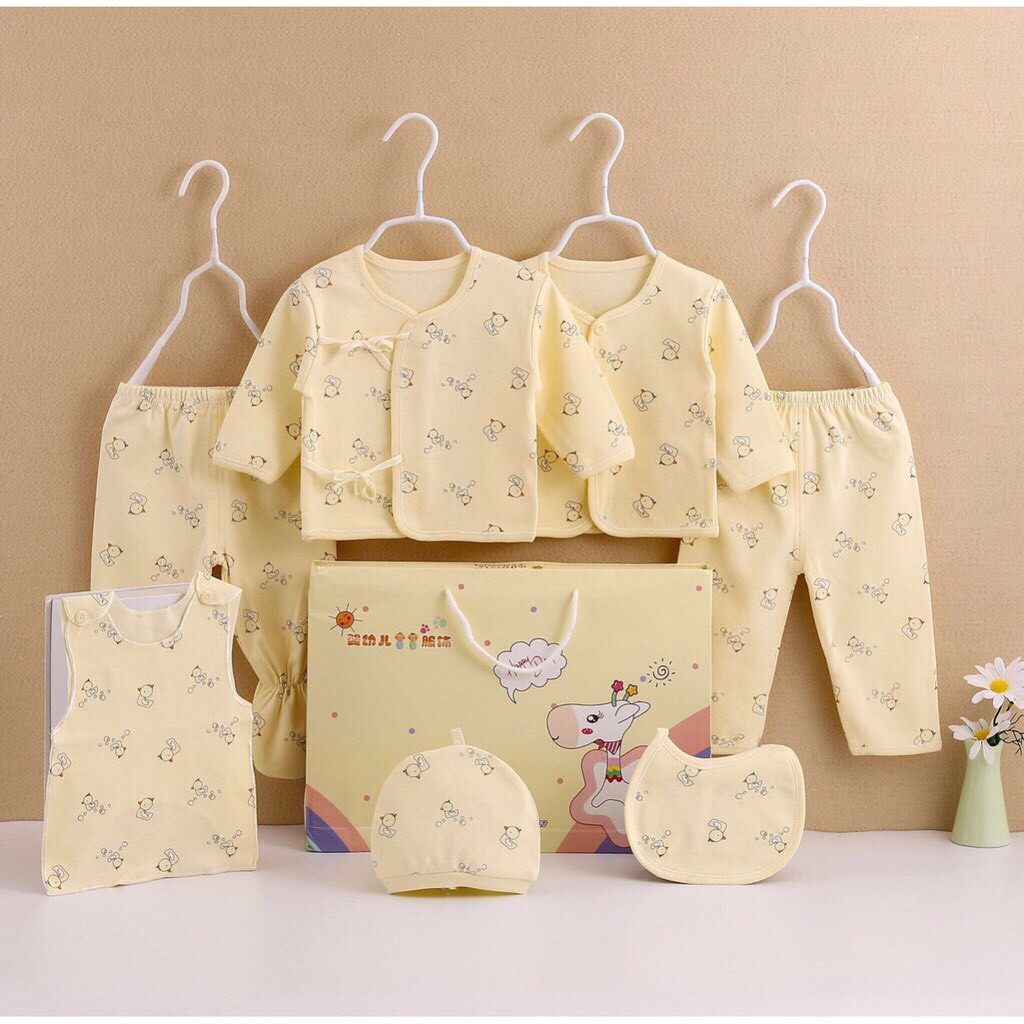 Set sơ sinh 7 chi tiết mẫu vịt con làm quà tặng cho bé.