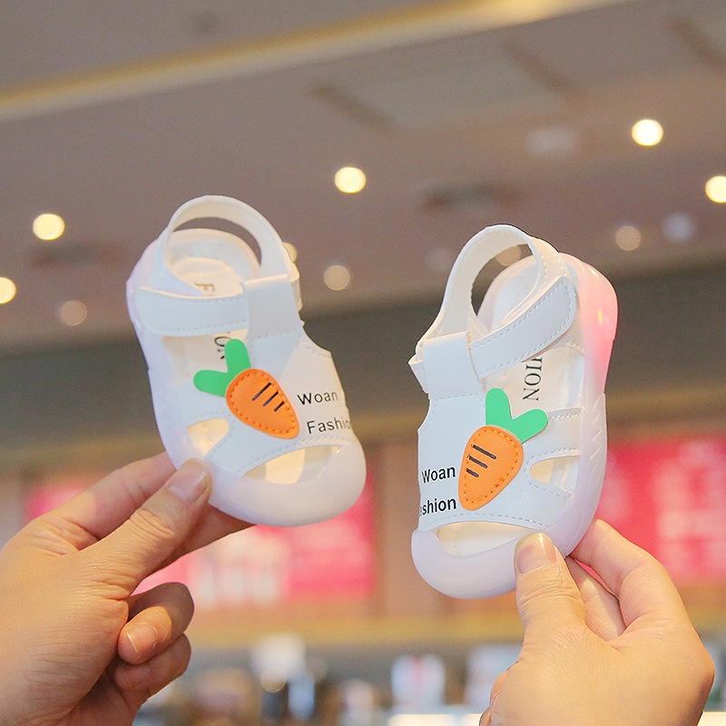 Sandal Tập Đi Cho Bé Gái Có Đèn Led Phát Sáng Chống Vấp Họa Tiết Carot Đáng Yêu Cho Bé 0 - 3 Tuổi ( A - 311 )