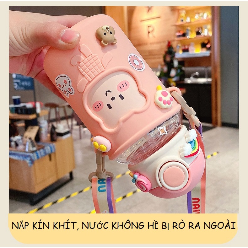 Bình nước đi học gấu cute 620ml tặng kèm sticker 3D và quai đeo - Daisydecor