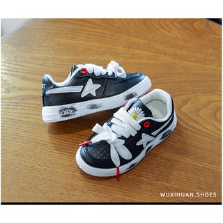 Sneaker hoa cúc đế dính bẩn cho bé gái
