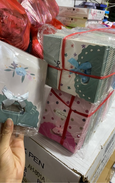 15 túi đựng quà có tay sách xịn sò đủ size