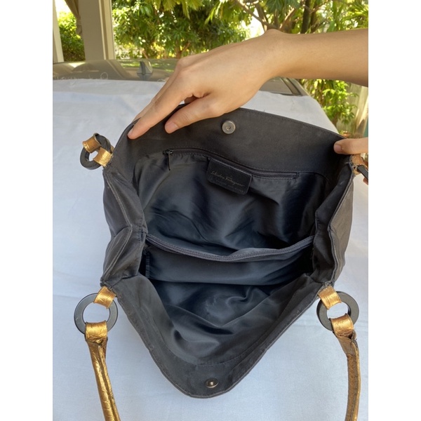 Túi chuẩn si. Túi qua sử dụng. Khách vui lòng xem hình nếu muốn biết thêm thông tin sản phẩm mời khách vô chat. Thanks .