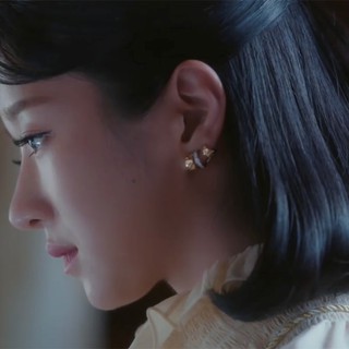 Hoa tai khắc chéo thời thượng Seo Ye Ji