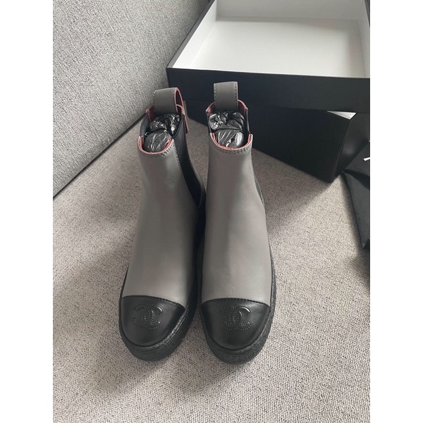 boot nữ ngắn cổ đế dày da mềm trơn thêu logo nhỏ 𝘾𝙝𝙖𝙣𝙚𝙡 CN 𝘾𝙝𝙖𝙣𝙚𝙡