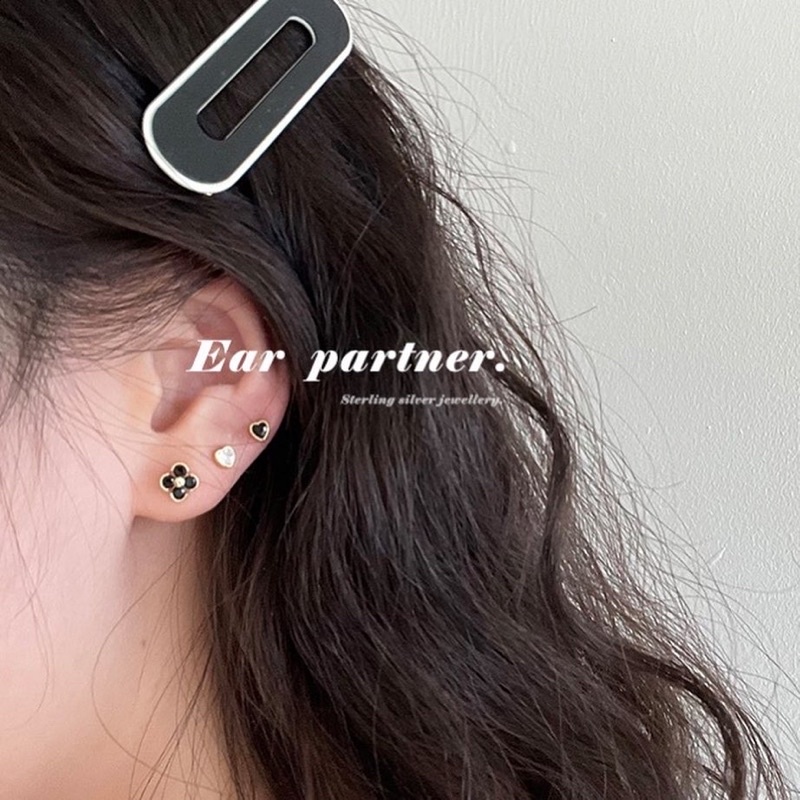 1 chiếc bông tai hoa tim đá thép y tế (Ảnh shop chụp)