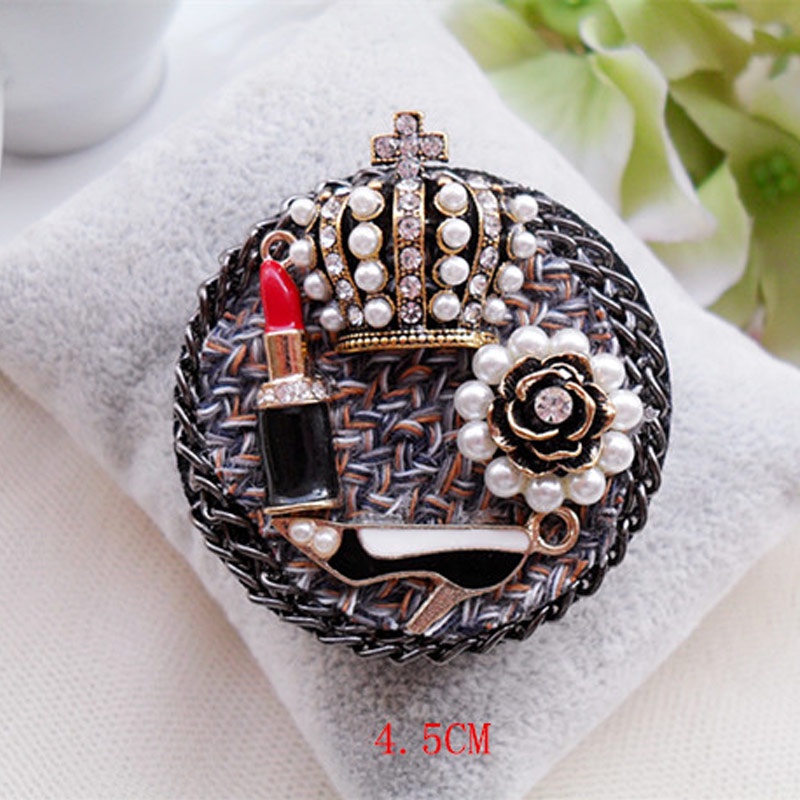 Trâm cài áo hình hoa trà đính ngọc trai sang trọng