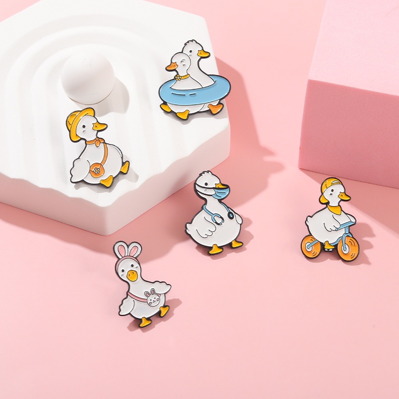 Ghim cài áo QIHE JEWELRY hình vịt hoạt hình nhiều kiểu dáng xinh xắn dễ thương