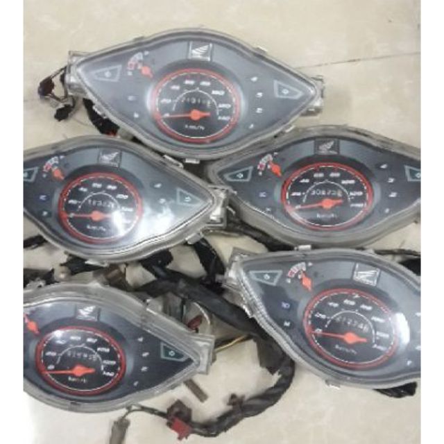 Đồng hồ rs hay ws hay wa rin rã xe.còn đẹp được.có trầy