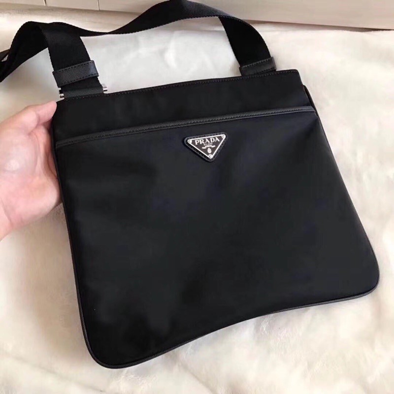 túi cặp đeo chéo logo đính tam giác prada