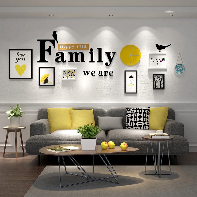 Khung ảnh treo tường kèm chữ Family và đồng hồ như mẫu KA156