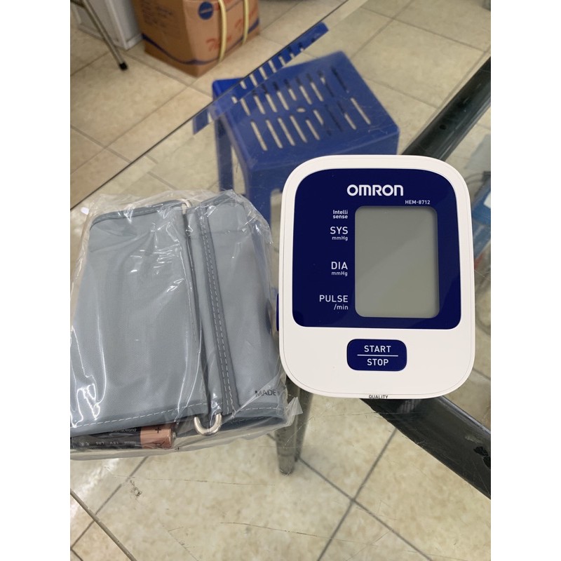 Máy đo huyết áp bắp tay điện tử Omron HEM-8712