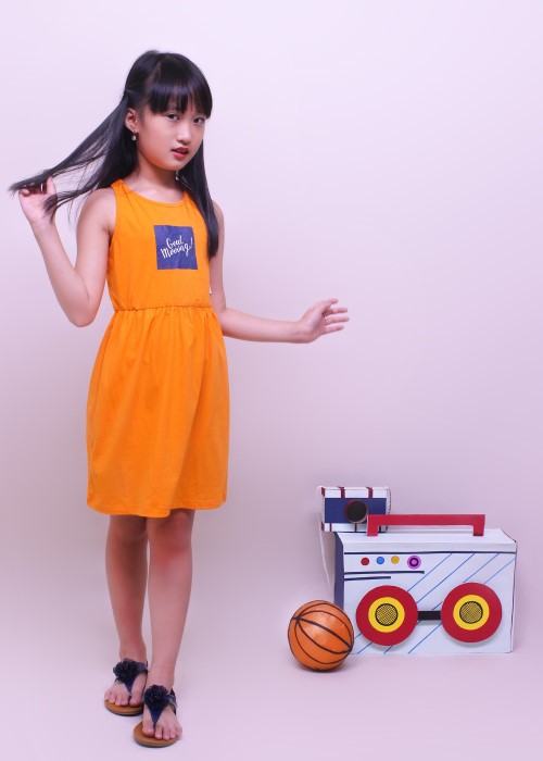 Đầm bé gái khoét lưng thun cam Jadiny