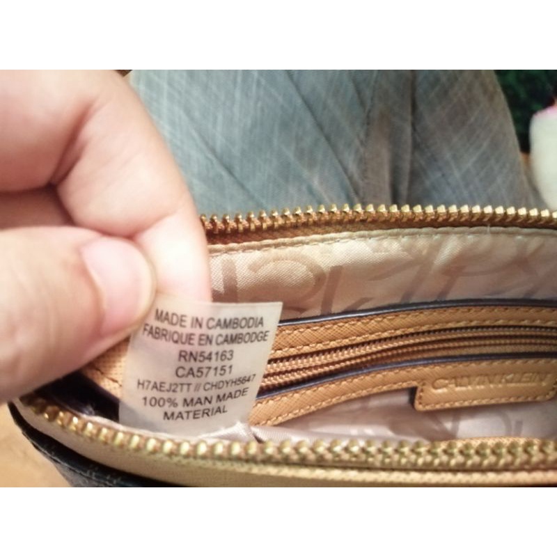 Túi si đeo chéo nữ Calvin Klein
