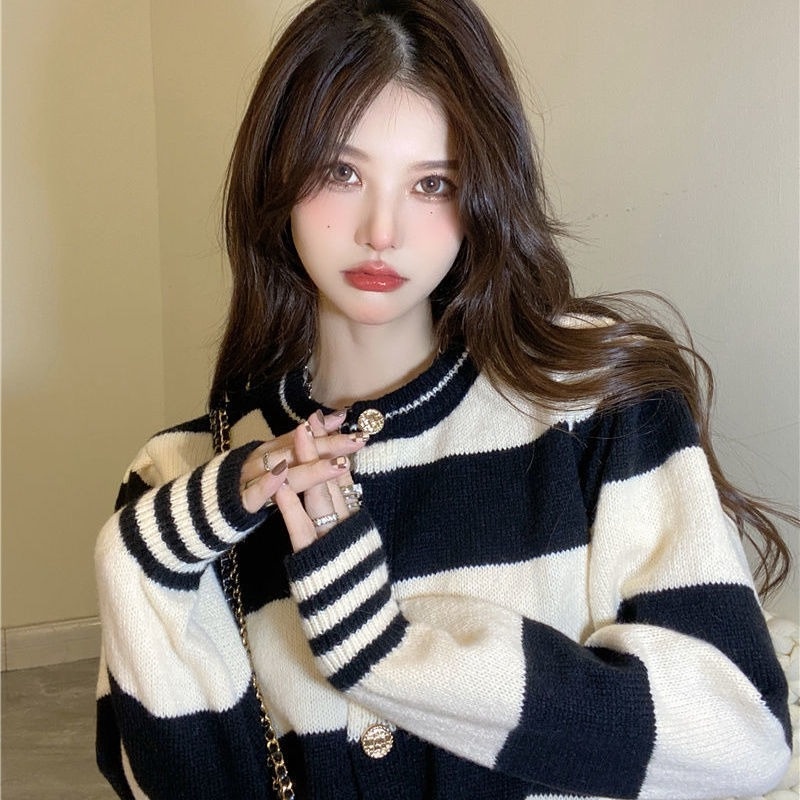 Áo khoác Cardigan dệt kim tay dài cổ tròn họa tiết kẻ sọc trắng đen tương phản thời trang thu đông cho nữ